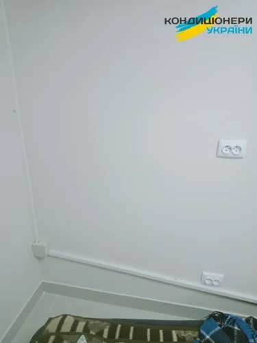 Дренажные трубки в коробе по стене для создания правильного угла для самотека фото