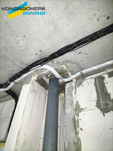 Магистрали фреонопровода для кондиционеров уходят на крышу фото