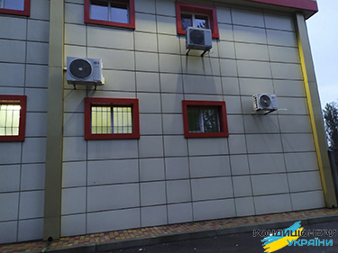Наружные блоки Купер Хантер на фасаде Доброполье фото