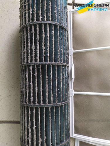 Турбина внутреннего блока кондиционера (вентилятор, крыльчатка) с грязью и пылью фото