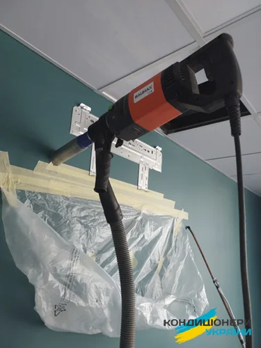 Виконання отвору під трасу кондиціонера фото 14