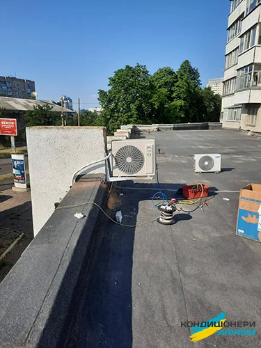 Встановлення зовнішнього блоку на даху прибудови, Черкаси фото