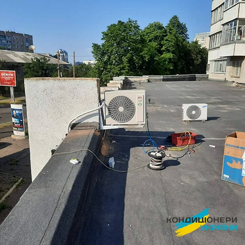 Встановлення зовнішнього блоку на даху прибудови фото